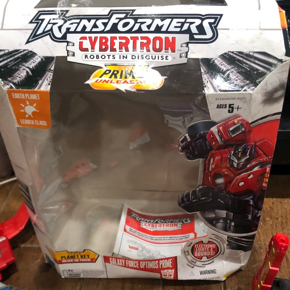 2004 Hasbro Transformers Cybertron Optimus Prime (Primus Unleashed) - Picture 9 of 13